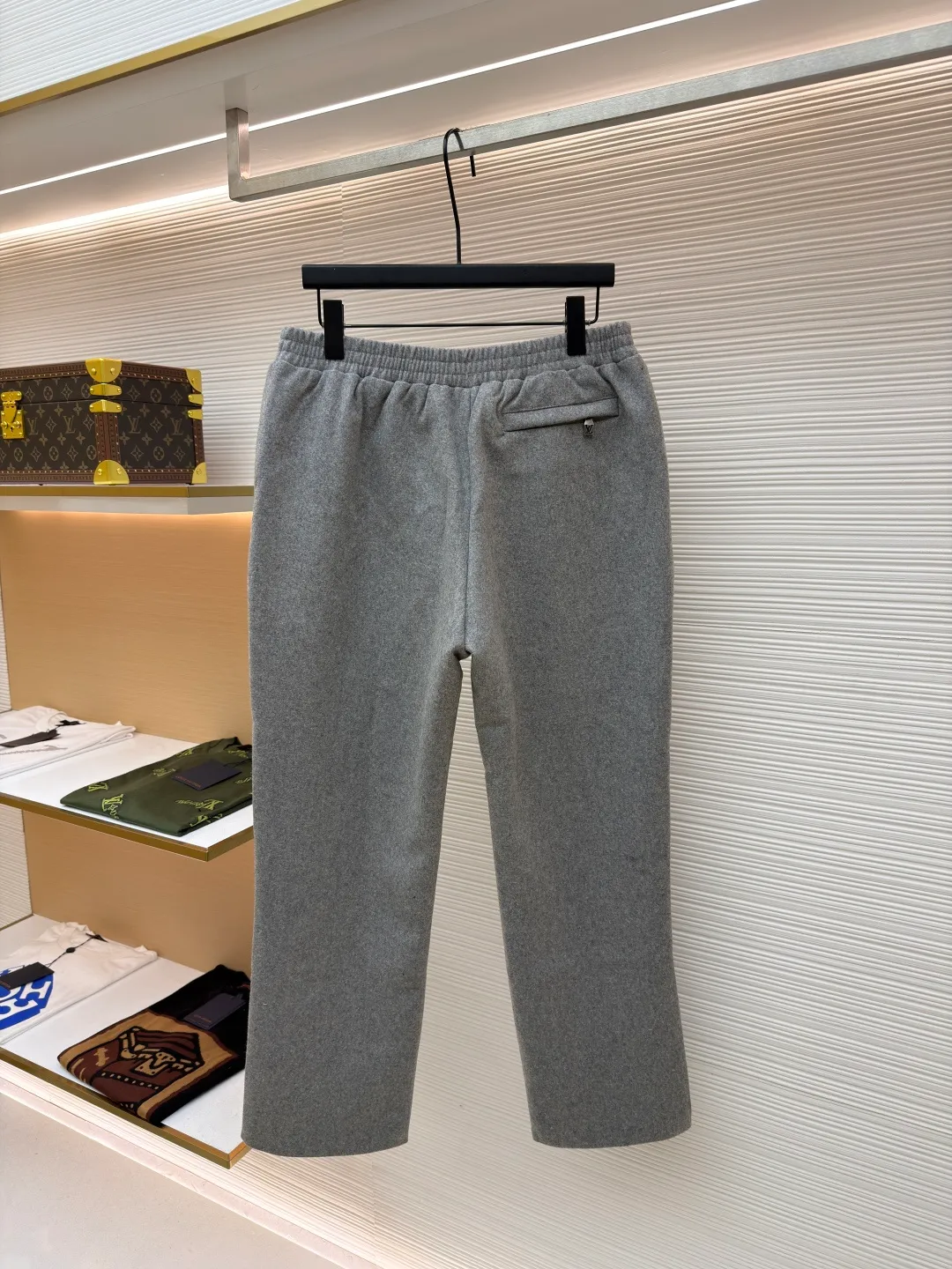 LOUISVUITTON iron label wool trousers ●Authentic product: purchased and developed by 10874 ●Item number: 1680852-B15 ●Fabric: wool blend ●Technology: positioning cutting machine ●Version: fitted version ●Weight: about 735 grams ●Size: S-M-L-XL ●Description: Customized 80% wool, 14% spandex, 6% blended sheep wool fabric, full of texture and refined tailoring to reinterpret the dynamic silhouette. The elastic waist upgrades the drape texture, the side pockets are cleverly integrated into the stitching, and the facial pleats are infused with elegance. The left leg is decorated with the brand's metal logo to once again confirm the brand's identity. The overall wiring is straight and delicate, the fabric is comfortable and soft, and the color is consistent without color difference. It can be matched with the same style to create a fashionable look and control various occasions. Customized accessories, complete with three standards, same style for men and women!
